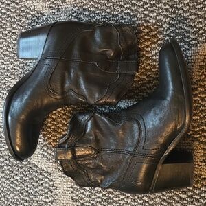 Frye Black Leather Heeled Boots with Chunky Heel